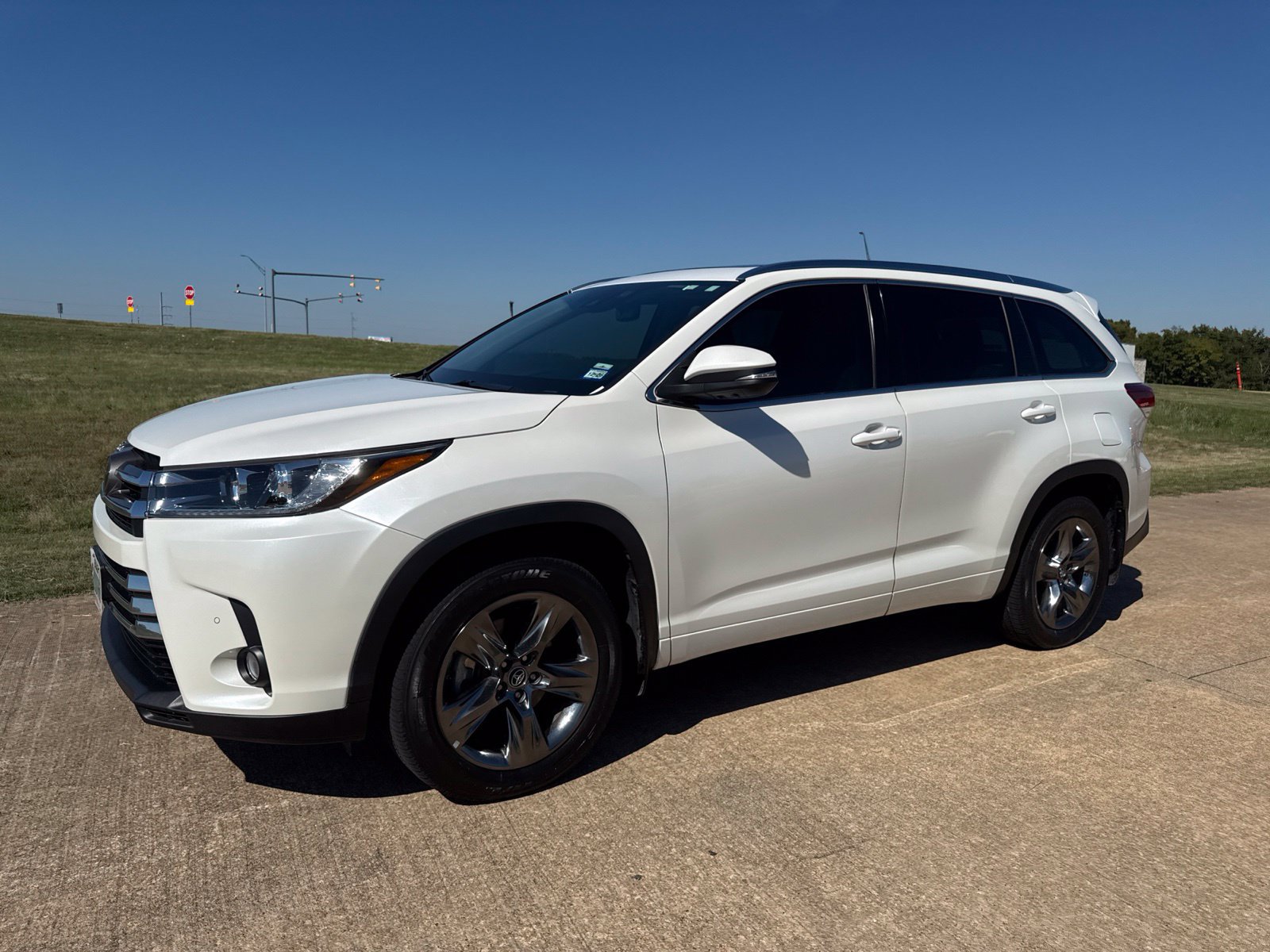 Used 2018 Toyota Highlander Limited Platinum w/ Carpet Mat Package (TMS) AWD/4WD image 2