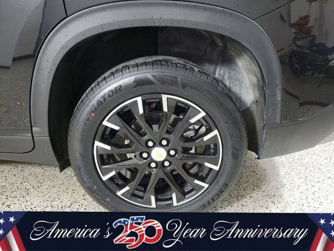 Used 2025 Chevrolet Traverse LT w/ Sun and Wheel Package FWD image 9