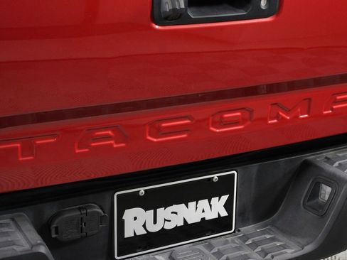 Used 2022 Toyota Tacoma TRD Off-Road w/ Technology Package AWD/4WD image 19