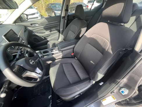 Used 2025 Nissan Altima 2.5 SV FWD image 31