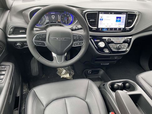 New 2026 Chrysler Pacifica Select image 13