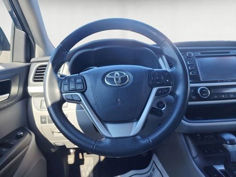 Used 2019 Toyota Highlander XLE AWD/4WD image 13