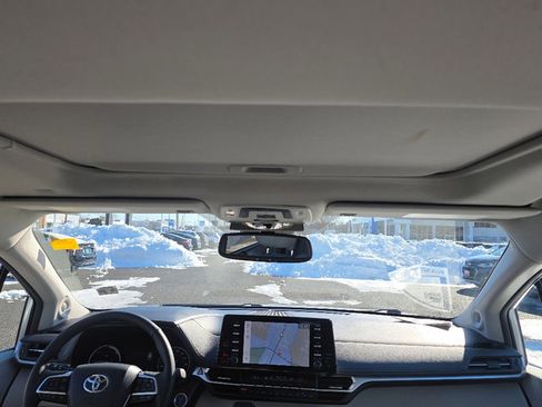 Used 2024 Toyota Sienna Limited image 25