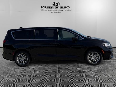 Used 2024 Chrysler Pacifica Touring-L image 4