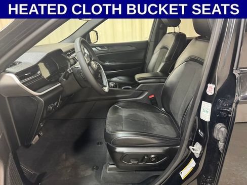 Used 2025 Jeep Grand Cherokee Altitude AWD/4WD image 14