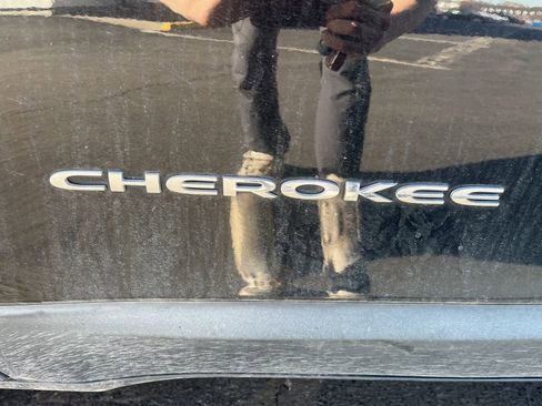 Used 2019 Jeep Cherokee Latitude w/ Popular Appearance Group image 16