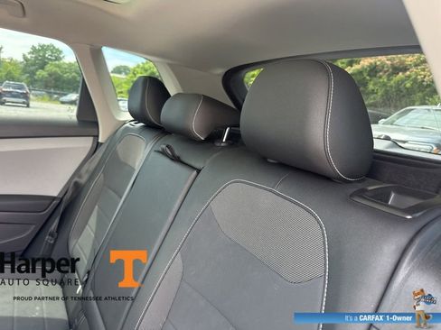 Used 2023 Volkswagen Taos SE w/ Panoramic Sunroof Package FWD image 9