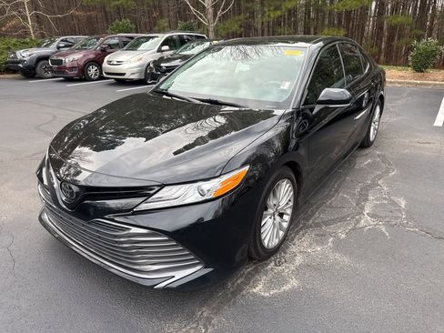 Used 2020 Toyota Camry XLE image 14