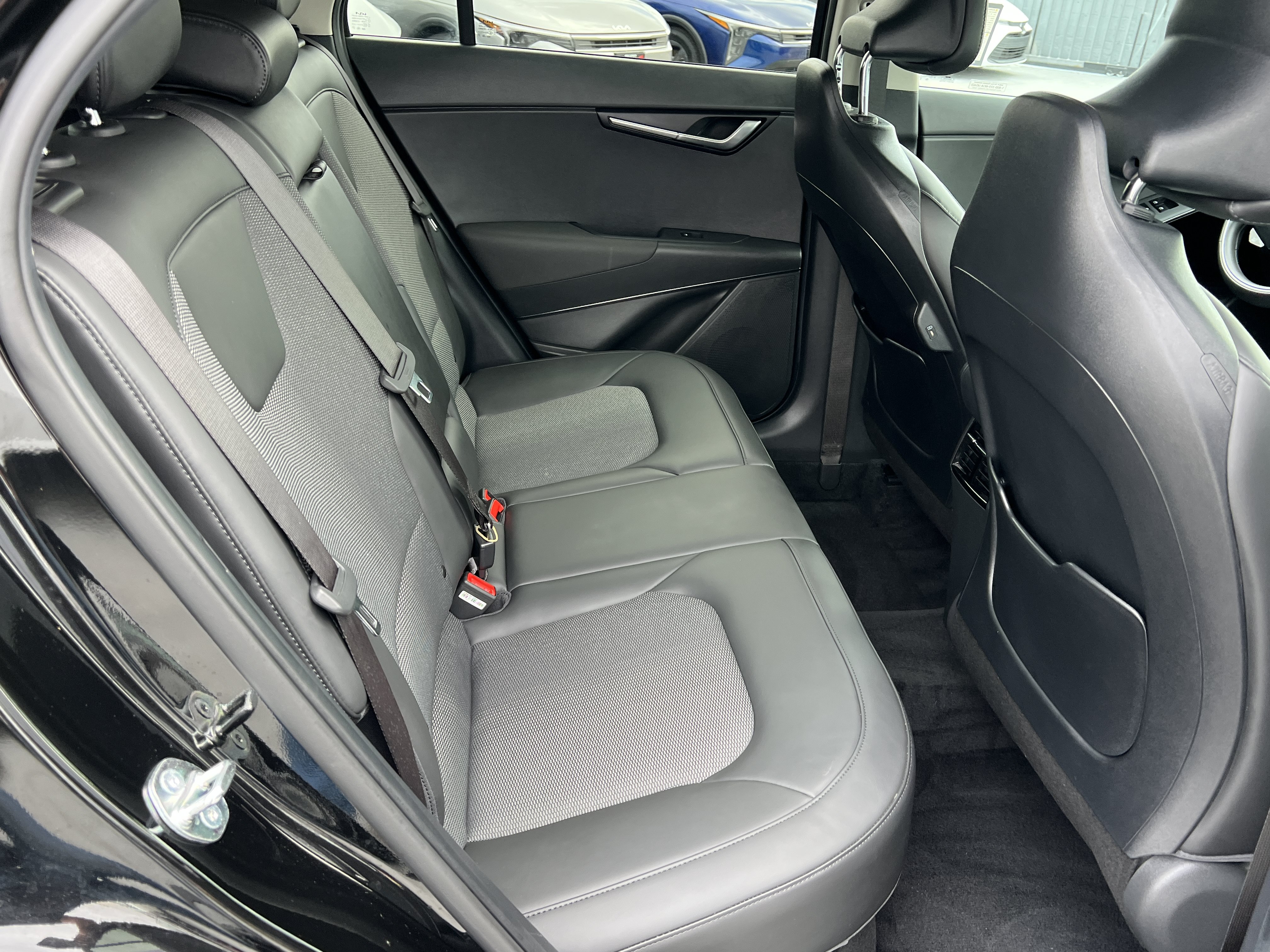 Certified 2025 Kia Niro EX FWD image 17