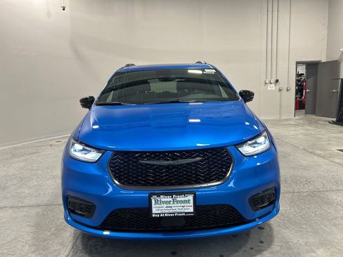 New 2026 Chrysler Pacifica Limited w/ S Appearance Package image 3