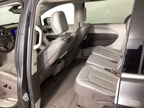 Used 2017 Chrysler Pacifica Touring-L Plus FWD image 30