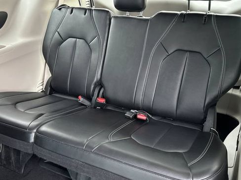 Certified 2024 Chrysler Pacifica Touring-L FWD image 17