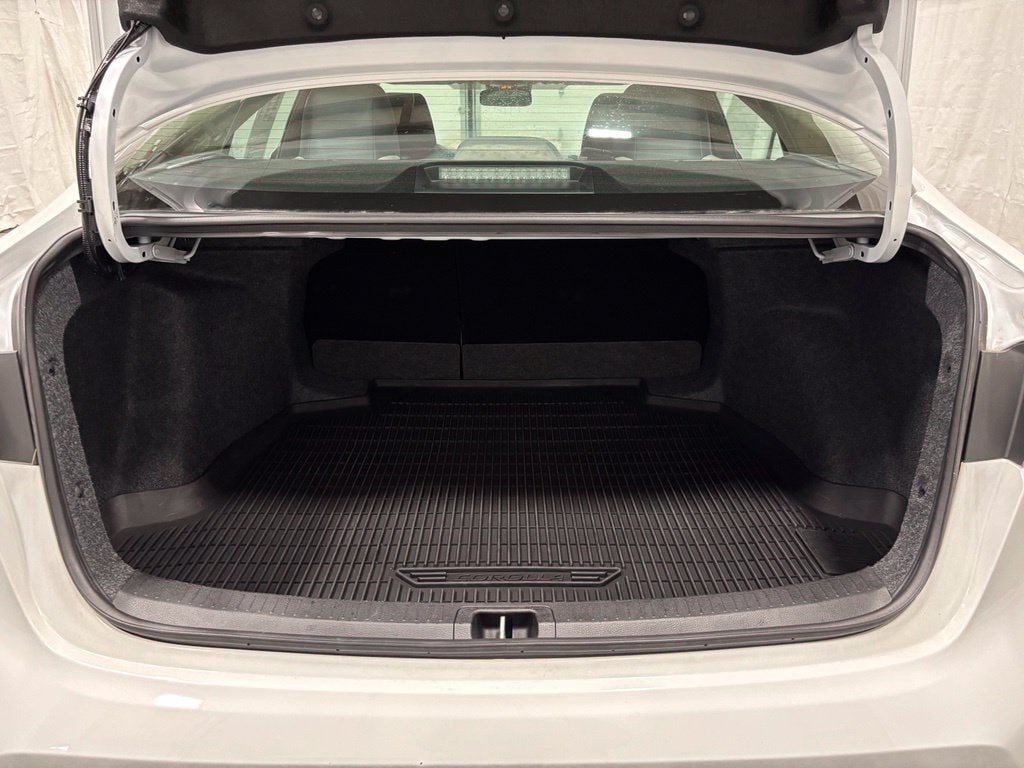 Used 2025 Toyota Corolla LE FWD image 47