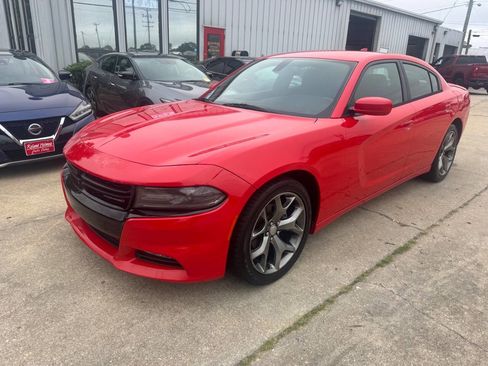 Used 2015 Dodge Charger SXT image 2