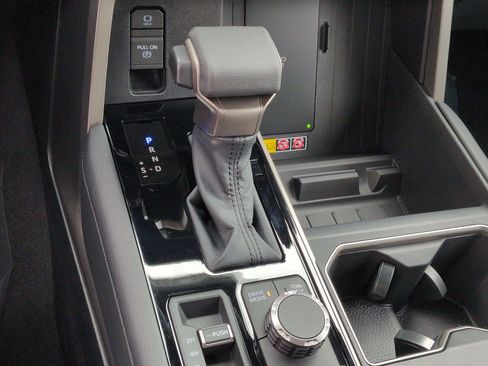 Used 2026 Toyota Tundra Limited AWD/4WD image 25