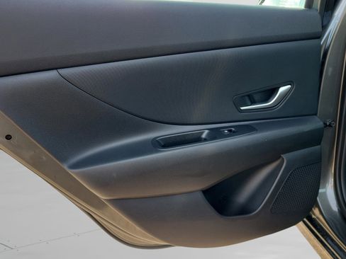 Used 2025 Hyundai Elantra Blue image 26