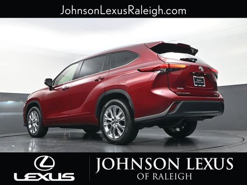 Used 2020 Toyota Highlander Limited FWD image 19