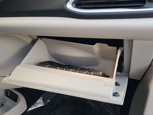 Used 2024 Chrysler Pacifica Touring-L image 21