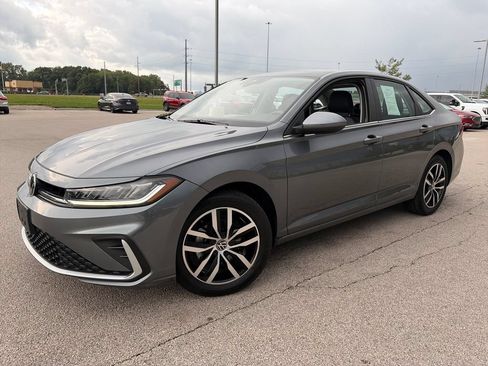 Used 2025 Volkswagen Jetta SE FWD image 3