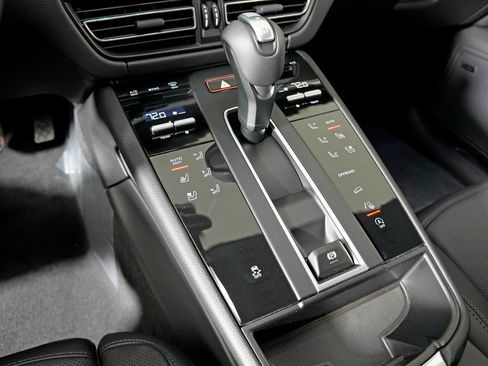 Certified 2026 Porsche Macan AWD/4WD image 27