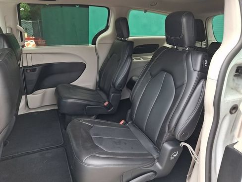 Used 2023 Chrysler Pacifica Touring-L AWD/4WD image 11