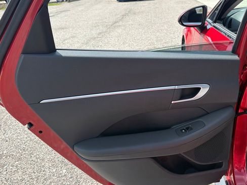 Used 2021 Hyundai Sonata SE w/ Preferred Accessory Package image 12