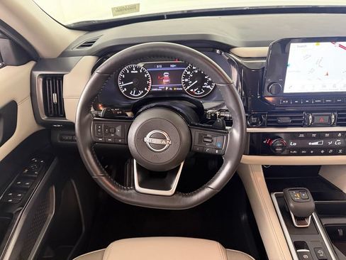 Used 2025 Nissan Pathfinder SL FWD image 13