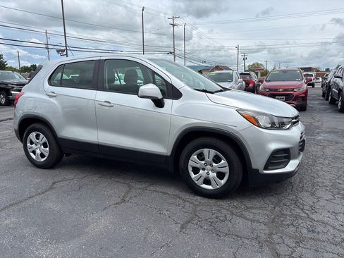 Used 2018 Chevrolet Trax LS FWD image 1