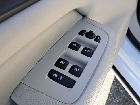 Used 2019 Volvo S60 T5 Momentum w/ Premium Package image 18