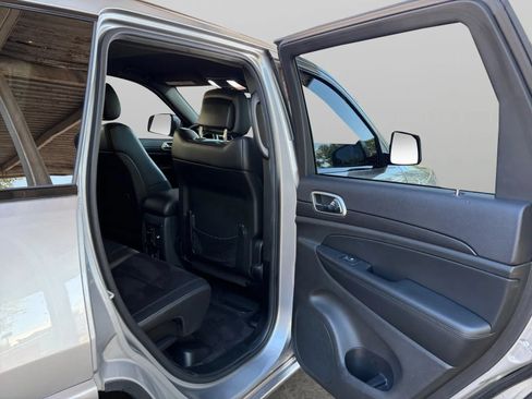 Used 2018 Jeep Grand Cherokee Altitude AWD/4WD image 17