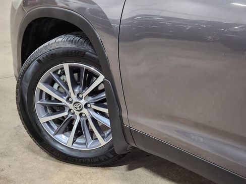 Used 2019 Toyota Highlander XLE image 24