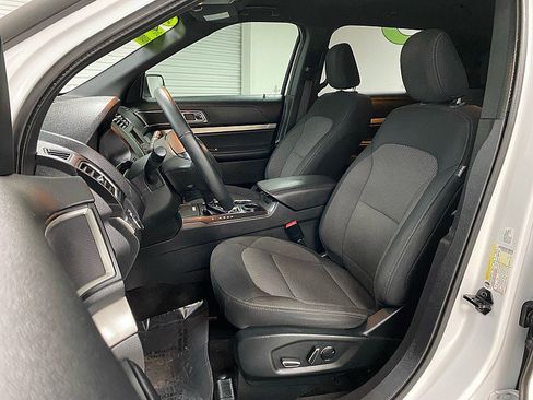Used 2018 Ford Explorer XLT image 10