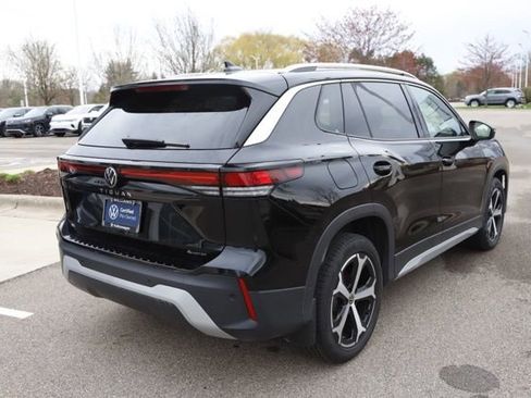 Used 2025 Volkswagen Tiguan SE w/ Panoramic Sunroof Package AWD/4WD image 3