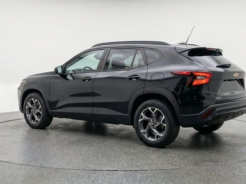 Used 2025 Chevrolet Trax LT FWD image 6