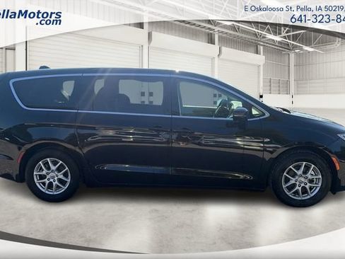Used 2024 Chrysler Pacifica Touring-L FWD image 2