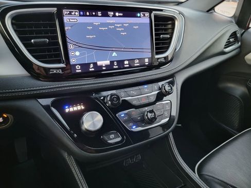 Used 2025 Chrysler Pacifica Limited image 16