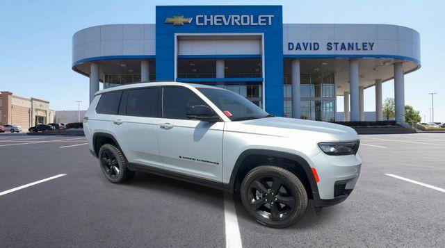 Used 2025 Jeep Grand Cherokee L Limited w/ Black Appearance Package AWD/4WD image 2