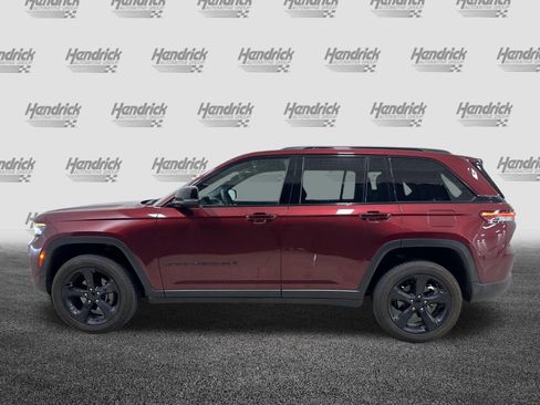 Used 2025 Jeep Grand Cherokee Altitude AWD/4WD image 8