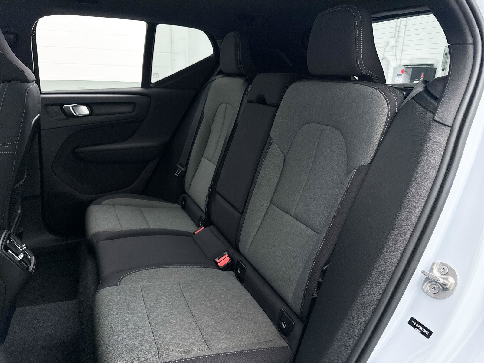 Used 2024 Volvo XC40 B5 Core AWD/4WD image 28