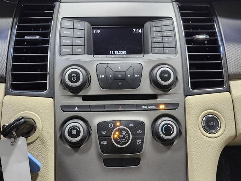 Used 2016 Ford Taurus SE image 24