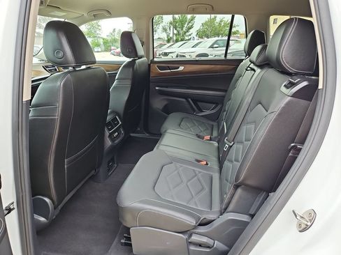 Used 2025 Volkswagen Atlas SE AWD/4WD image 28