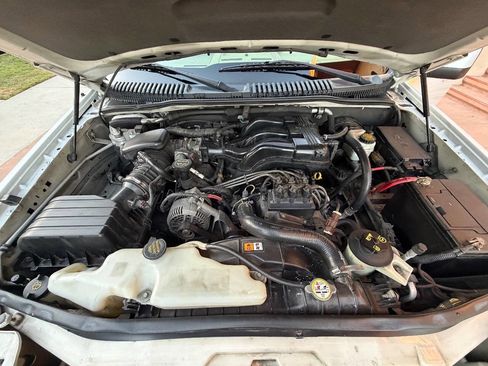 Used 2006 Ford Explorer Eddie Bauer image 28