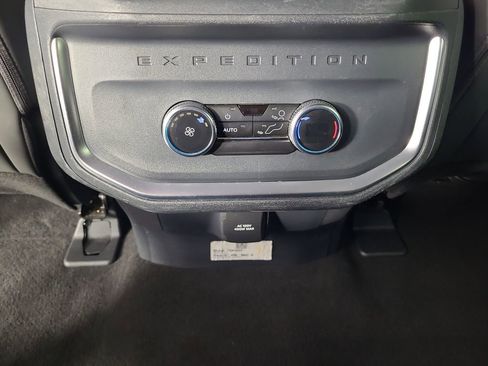 Used 2025 Ford Expedition Active image 17