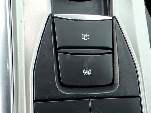 Used 2022 Ford Explorer XLT w/ Equipment Group 202A image 22