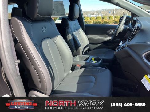 New 2026 Chrysler Pacifica Select image 26