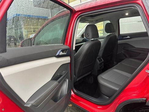 Used 2024 Volkswagen Taos SE image 16