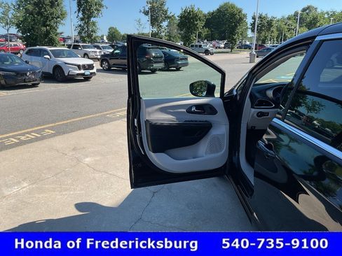 Used 2024 Chrysler Pacifica Touring-L FWD image 16