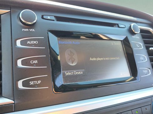 Used 2015 Toyota Highlander LE image 19