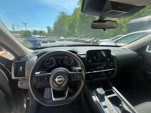 Used 2025 Nissan Pathfinder SV image 32