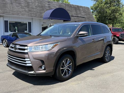 Used 2018 Toyota Highlander XLE AWD/4WD image 4